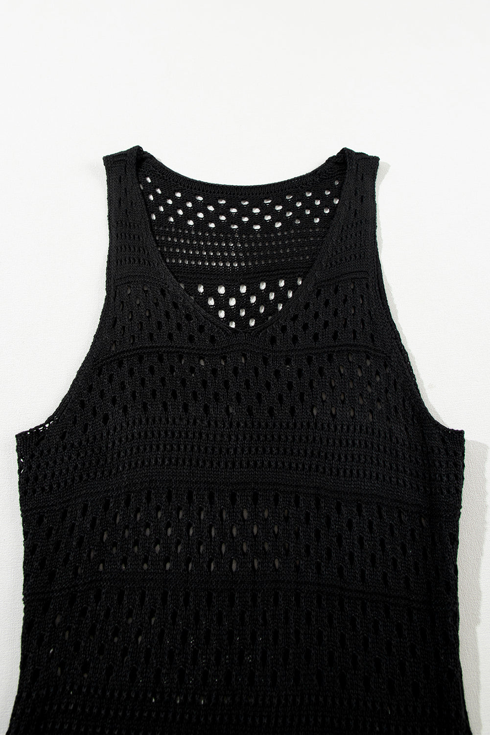 Vestido negro de crochet calado con aberturas