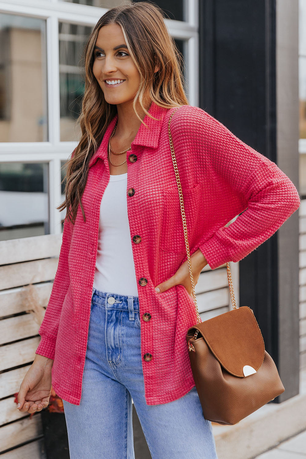 Blusa de punto gofre con botones en el frente y bolsillos de color rosa intenso