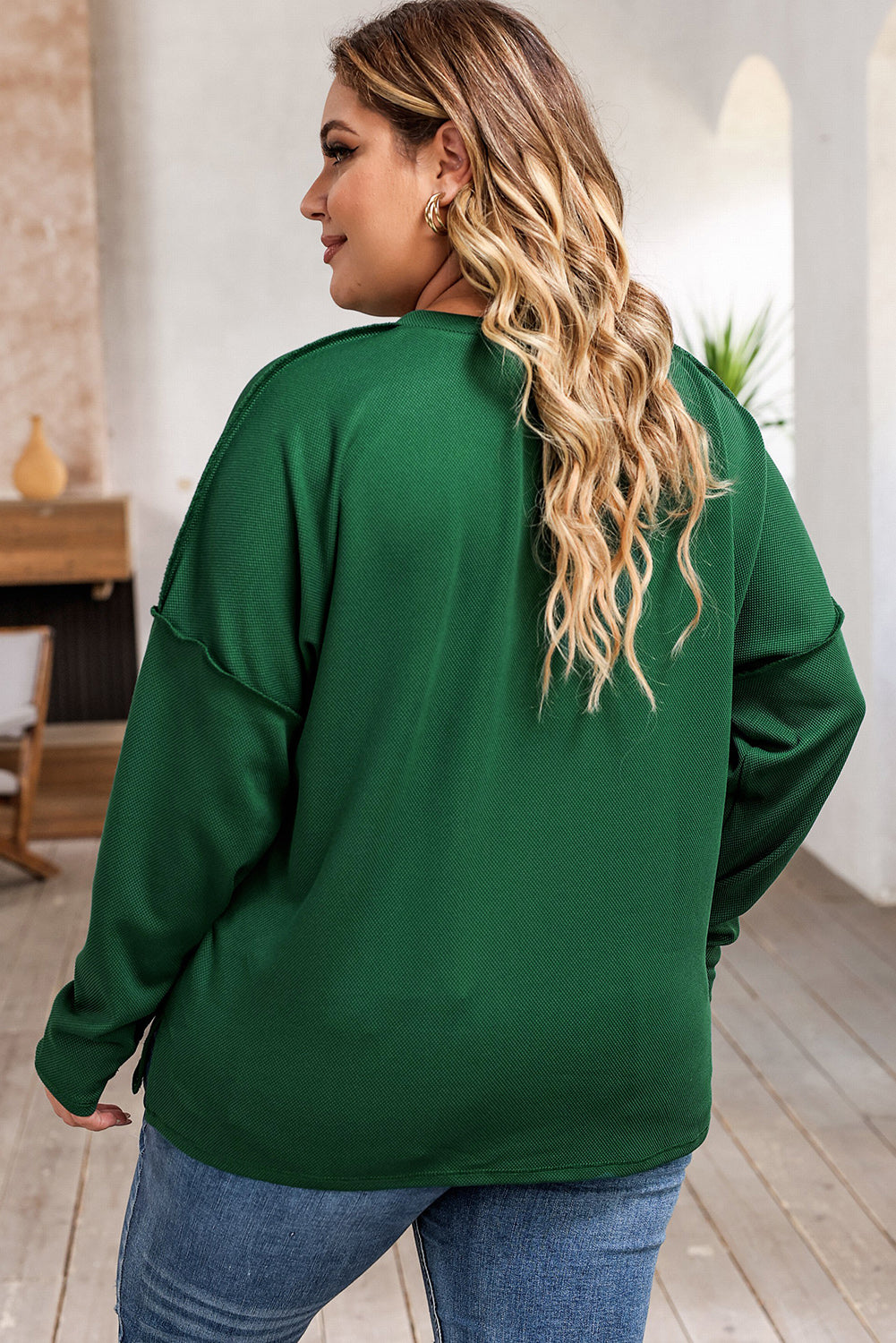 Blusa de manga larga con botones y cuello henley con costuras expuestas en color verde de talla grande 