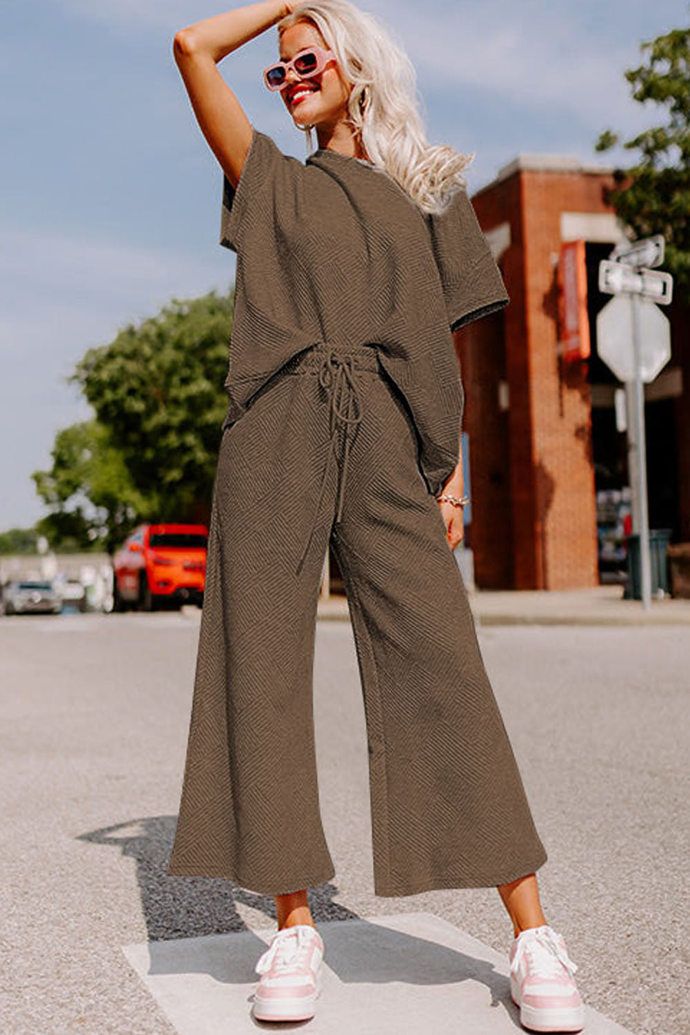 Conjunto de camiseta holgada con textura negra y pantalón con cordón