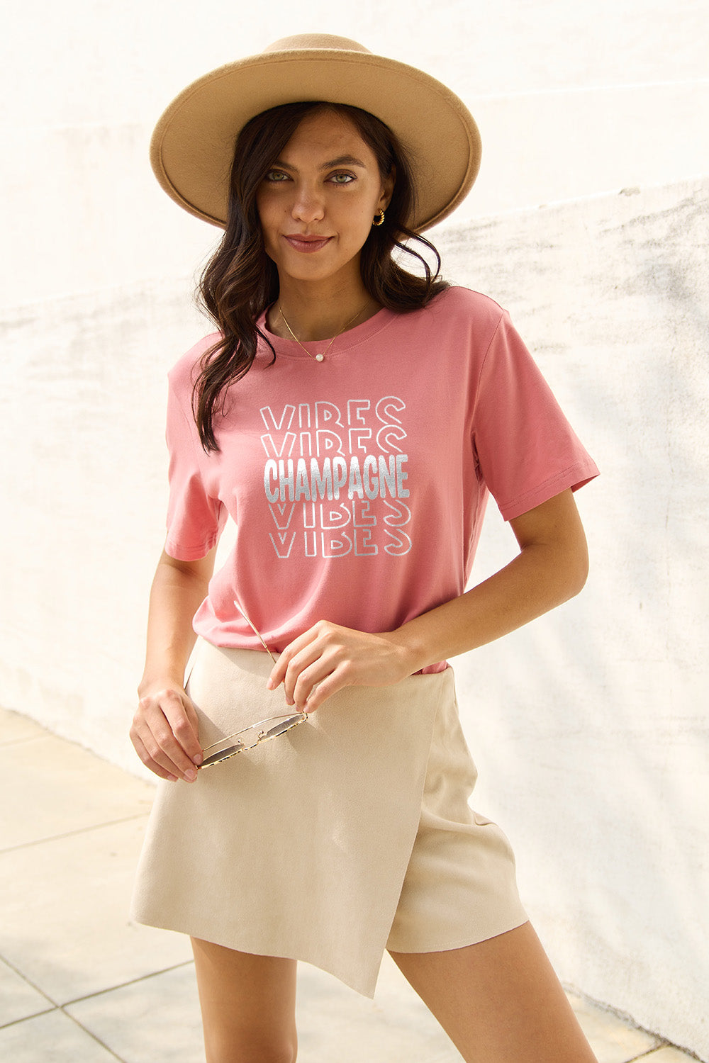 Camiseta de manga corta CHAMPAGNE VIBES de Simply Love en talla grande