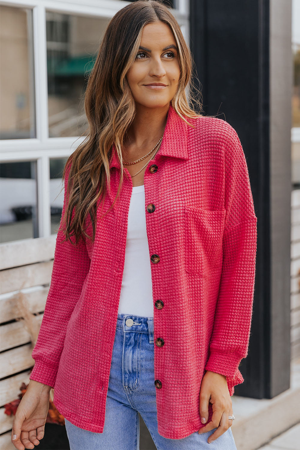 Blusa de punto gofre con botones en el frente y bolsillos de color rosa intenso