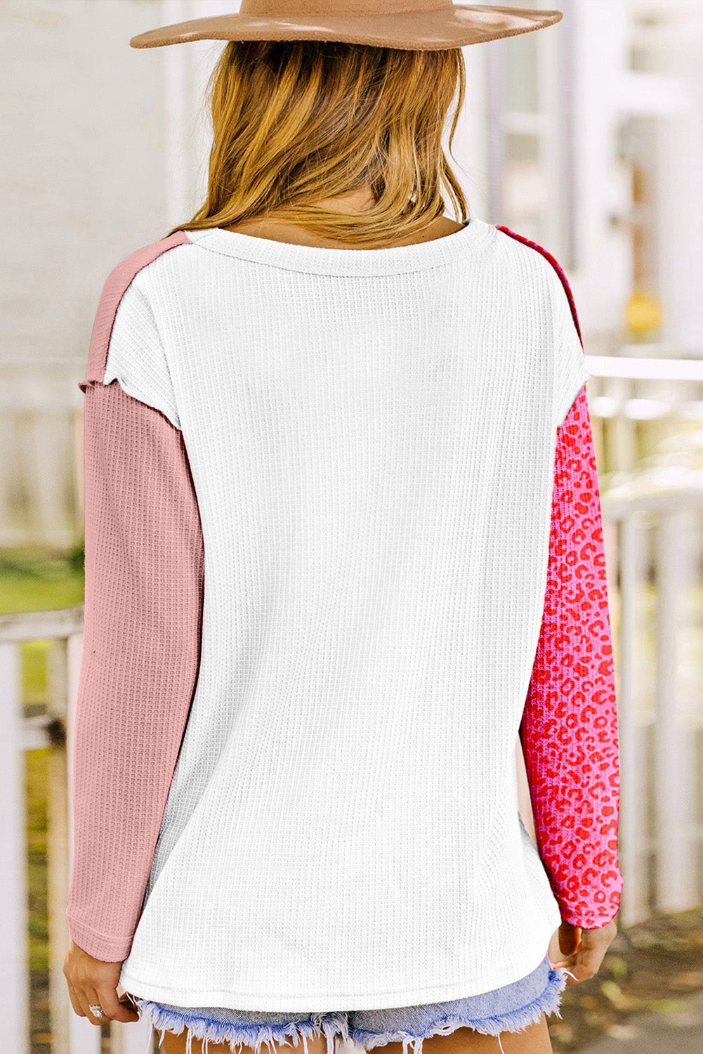 Blusa de manga larga de punto gofrado con estampado de leopardo y bloques de color rosa y blanco