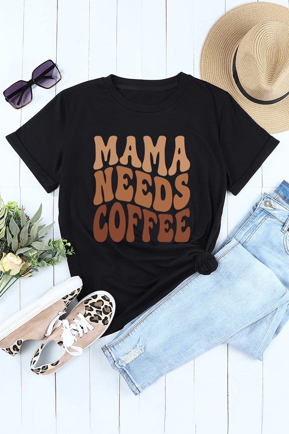 Camiseta gráfica negra MAMA NEEDS COFFEE