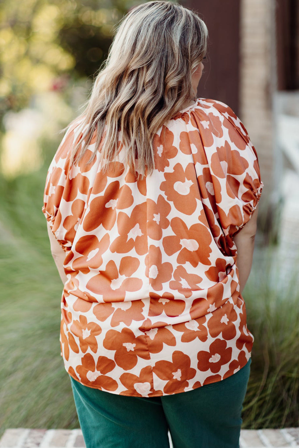 Blusa de manga corta con cuello en V, cordón y estampado floral en color naranja, talla grande