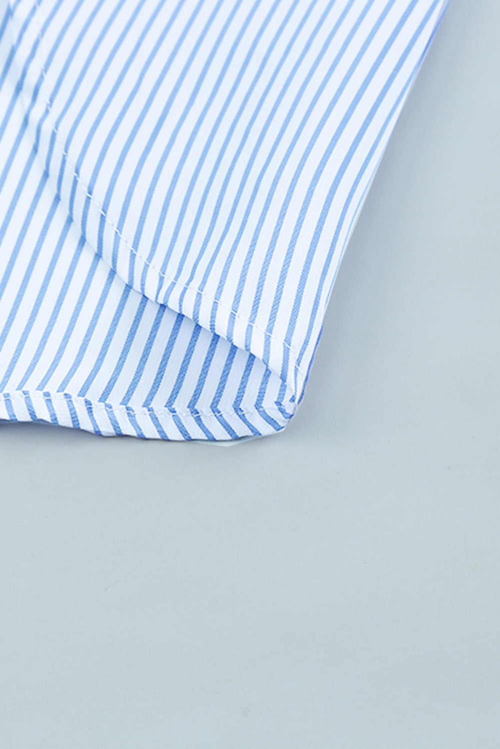 Camisa informal de rayas negras con puños fruncidos