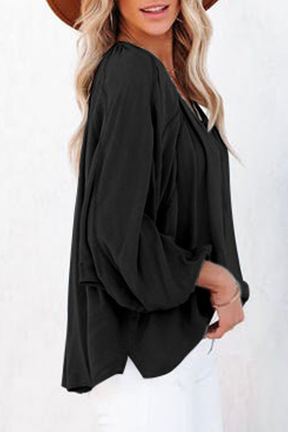 Blusa negra informal con escote en V y detalle plisado