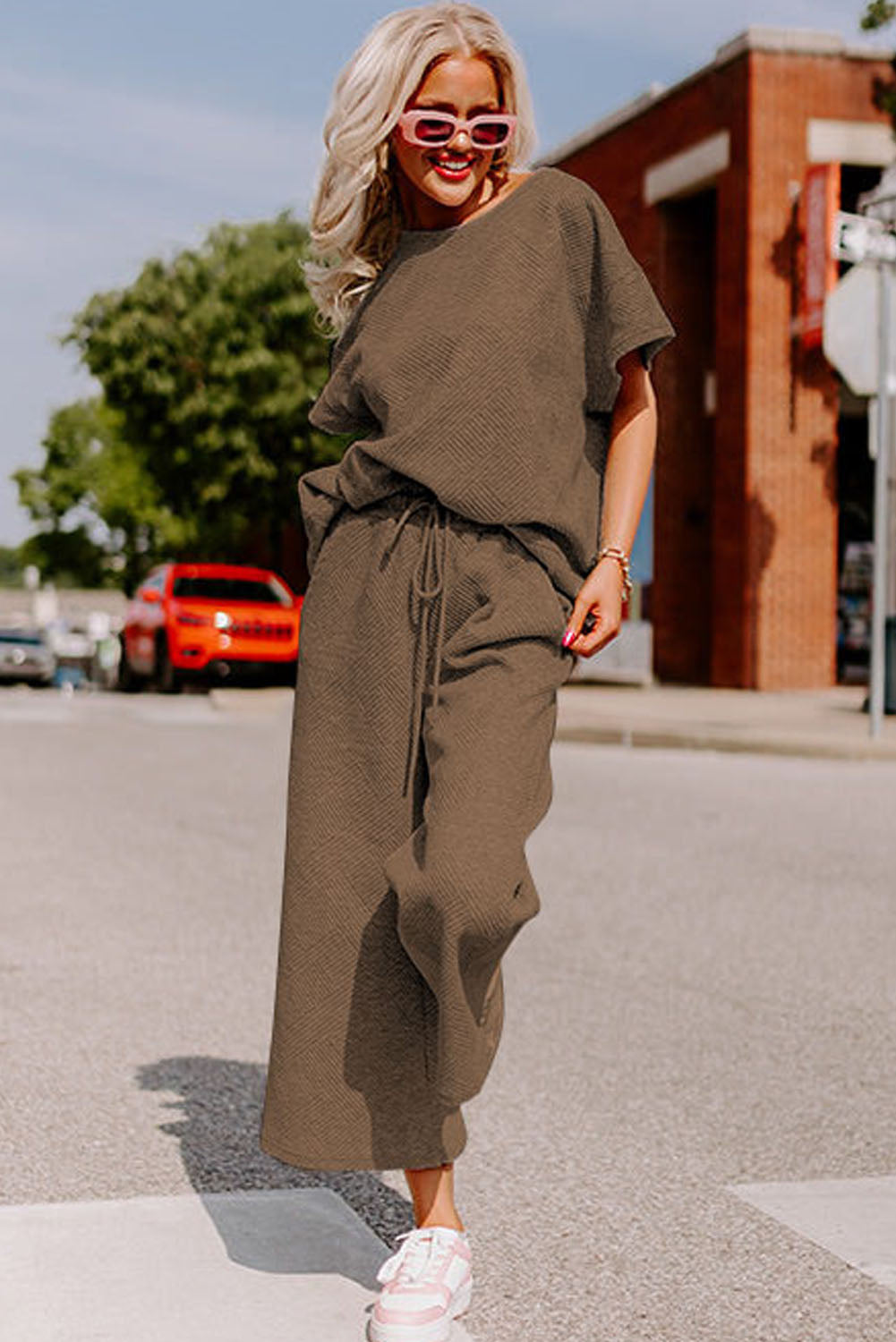 Conjunto de camiseta holgada con textura negra y pantalón con cordón