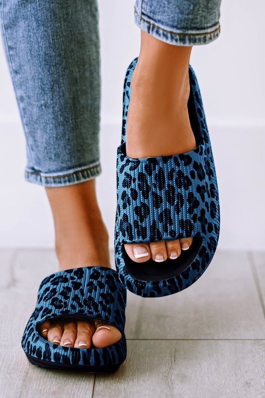 Pantuflas planas gruesas con diseño de nubes y leopardo