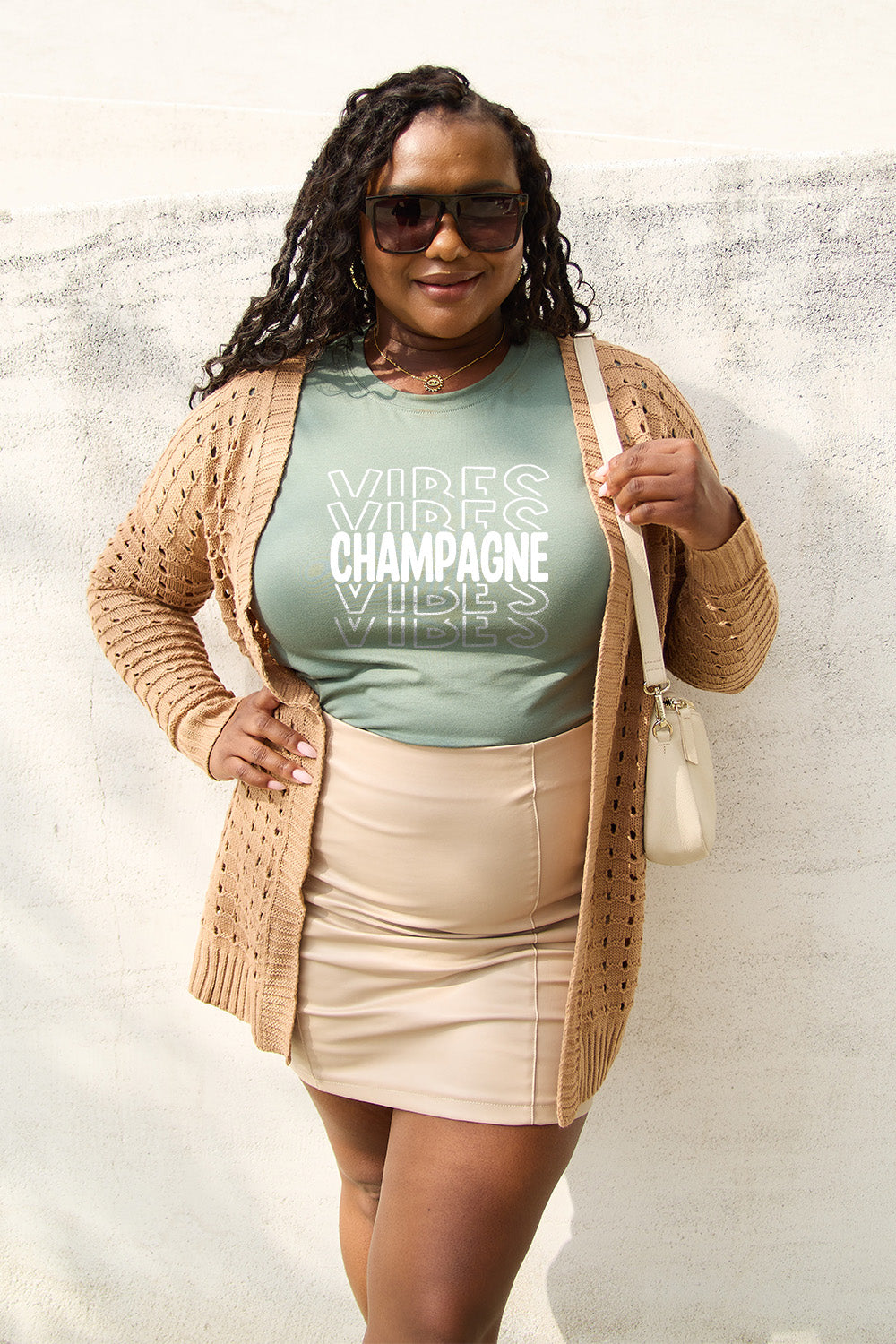 Camiseta de manga corta CHAMPAGNE VIBES de Simply Love en talla grande