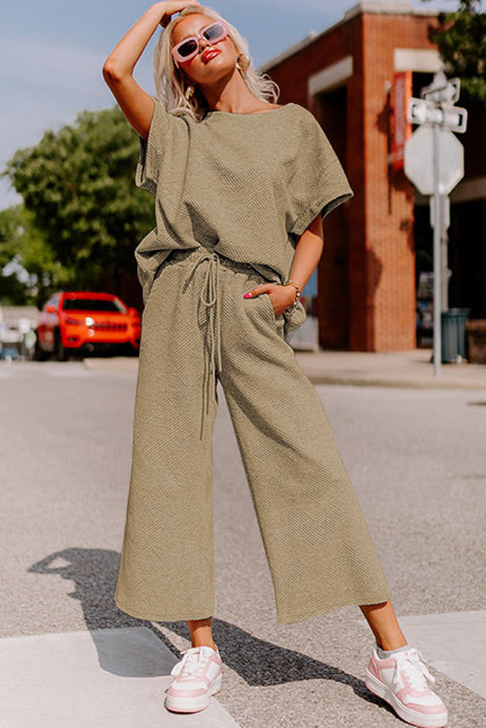 Conjunto de camiseta holgada con textura negra y pantalón con cordón