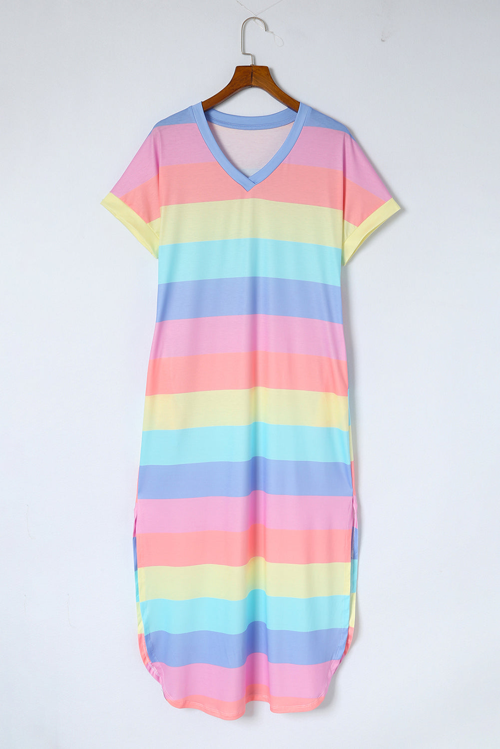 Vestido estilo camiseta con aberturas laterales, escote en V y bolsillos a rayas multicolor