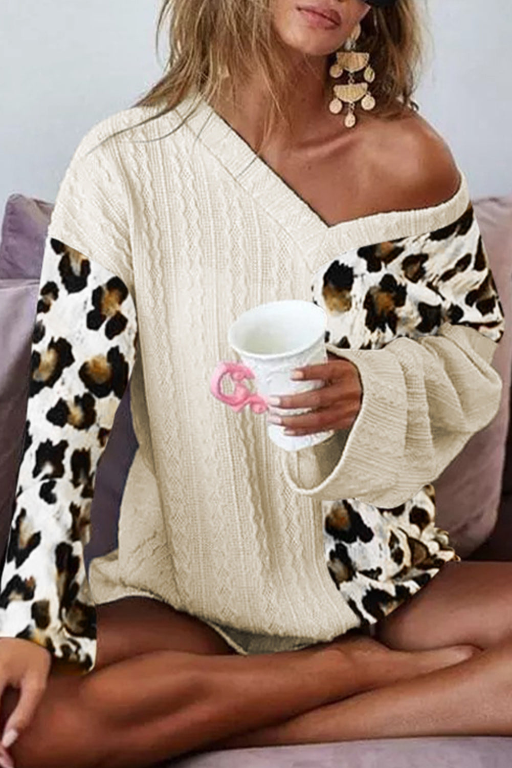 Blusa de manga larga con cuello en V y estampado de leopardo en bloques de color beige