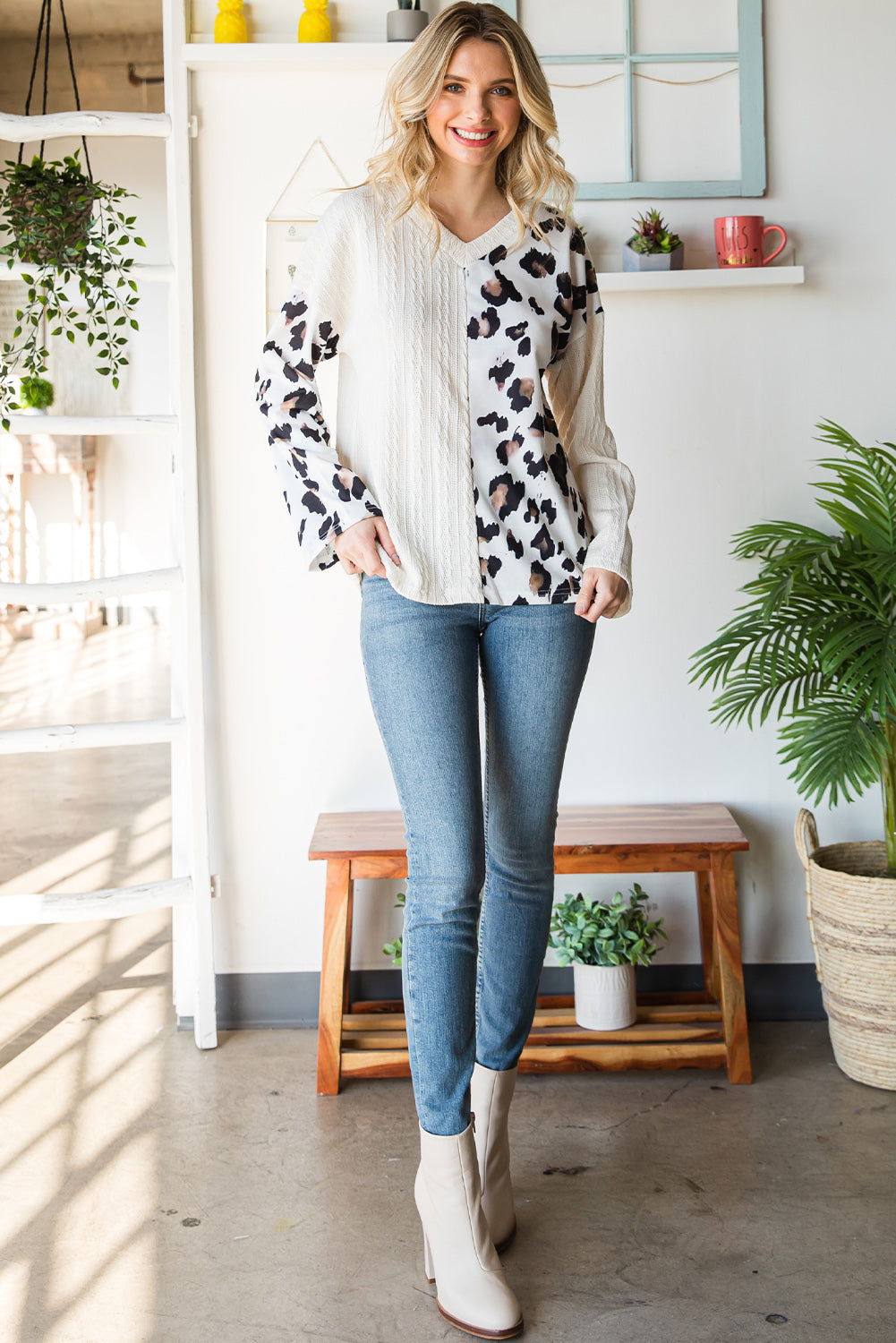 Blusa de manga larga con cuello en V y estampado de leopardo en bloques de color beige