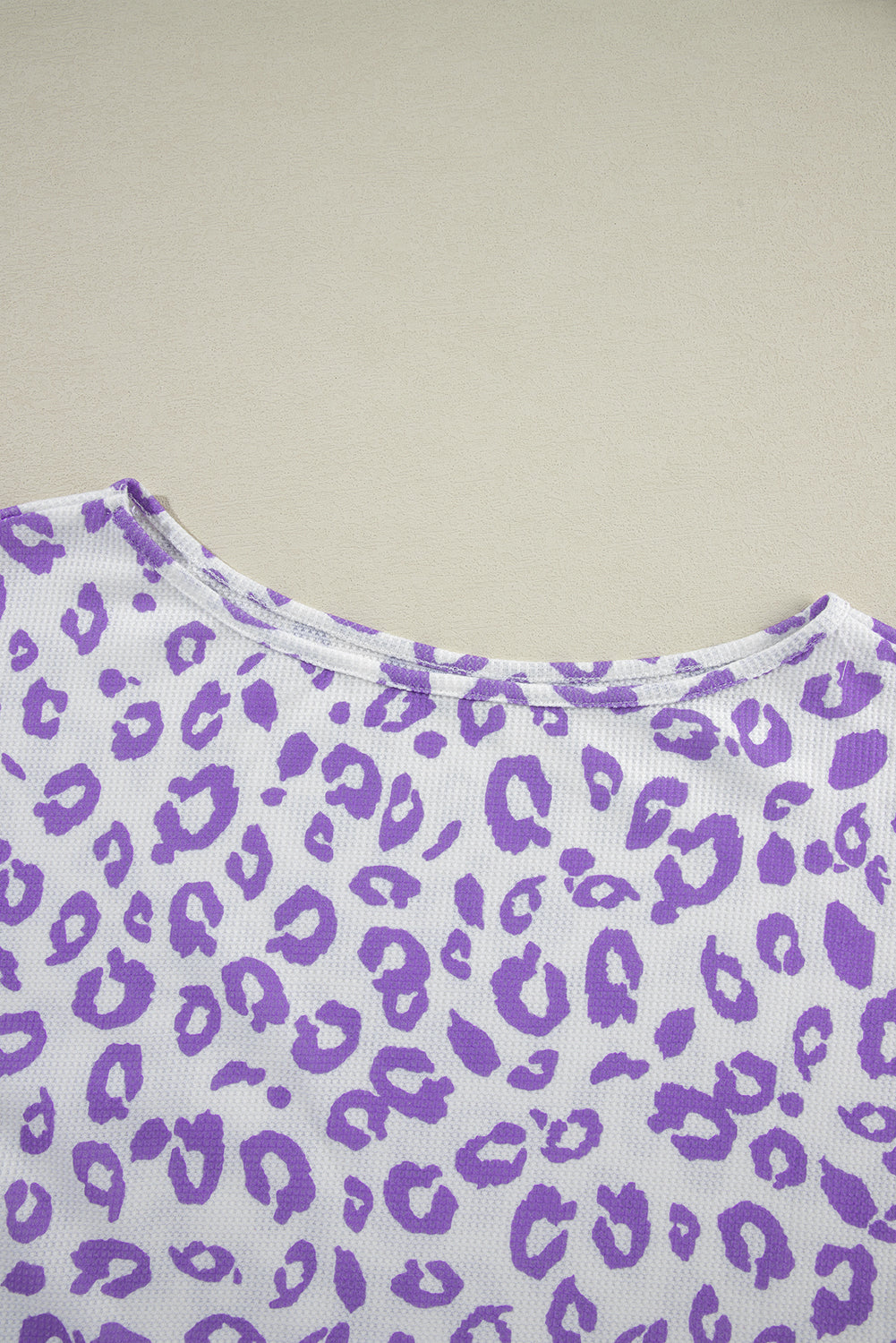 Blusa de punto gofre con hombros caídos y escote barco con estampado de leopardo morado en talla grande