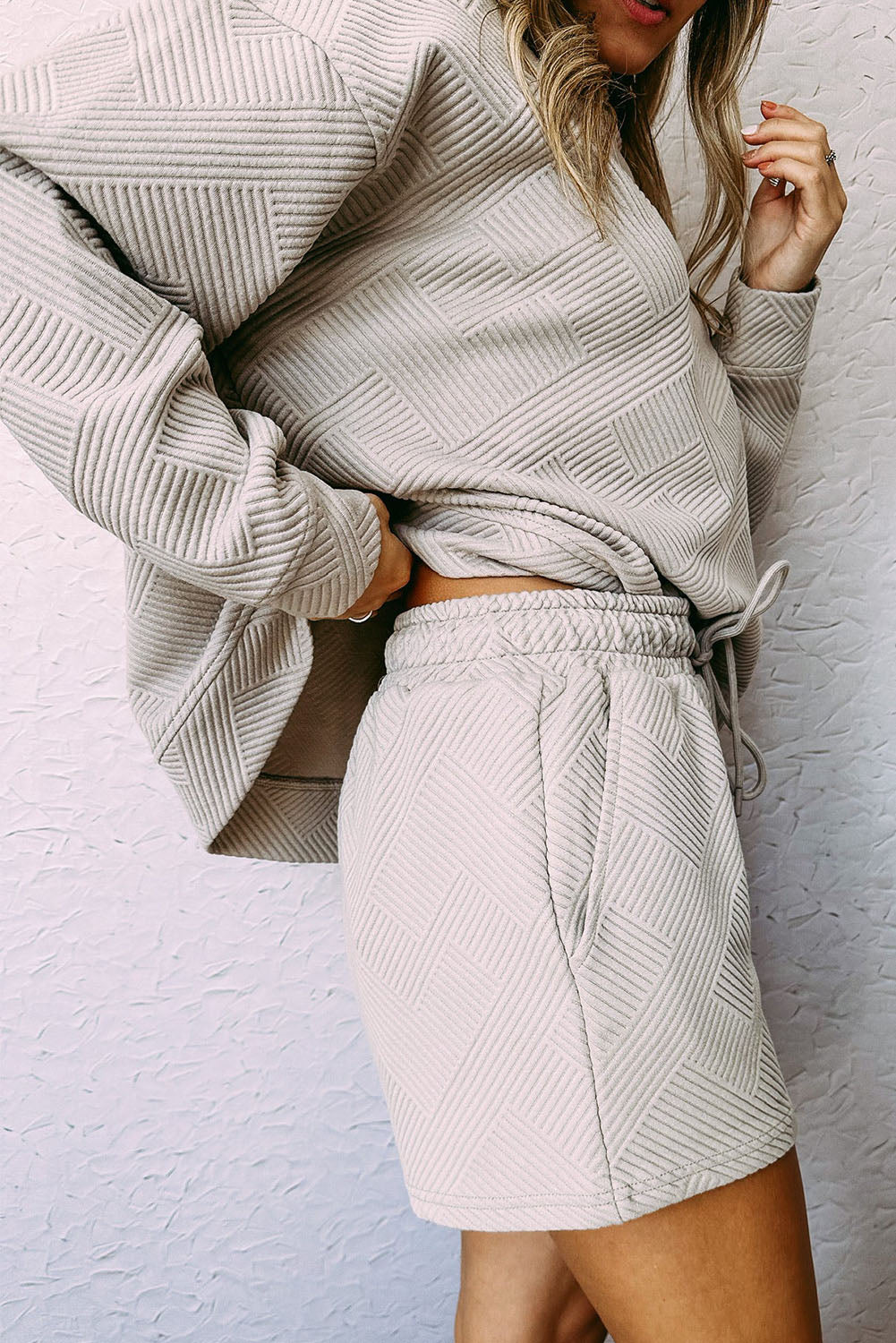 Conjunto de camiseta de manga larga con textura gris y pantalones cortos con cordón