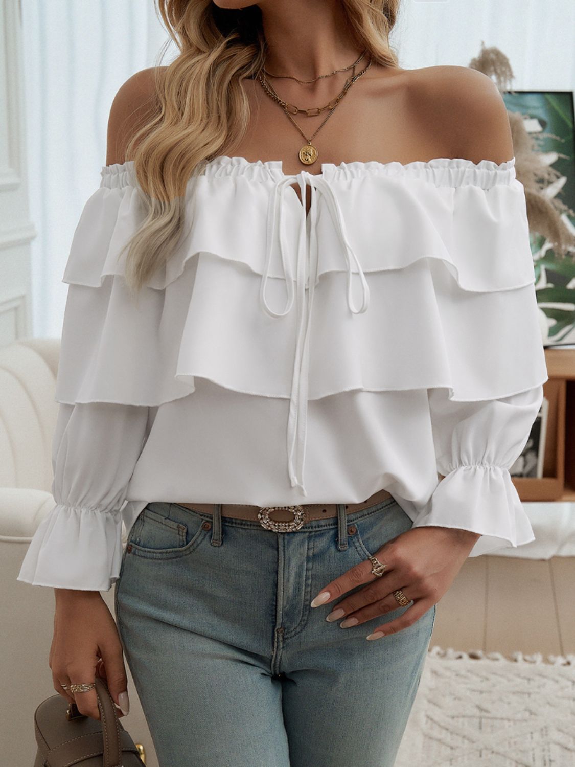 Blusa con hombros descubiertos y mangas con volantes