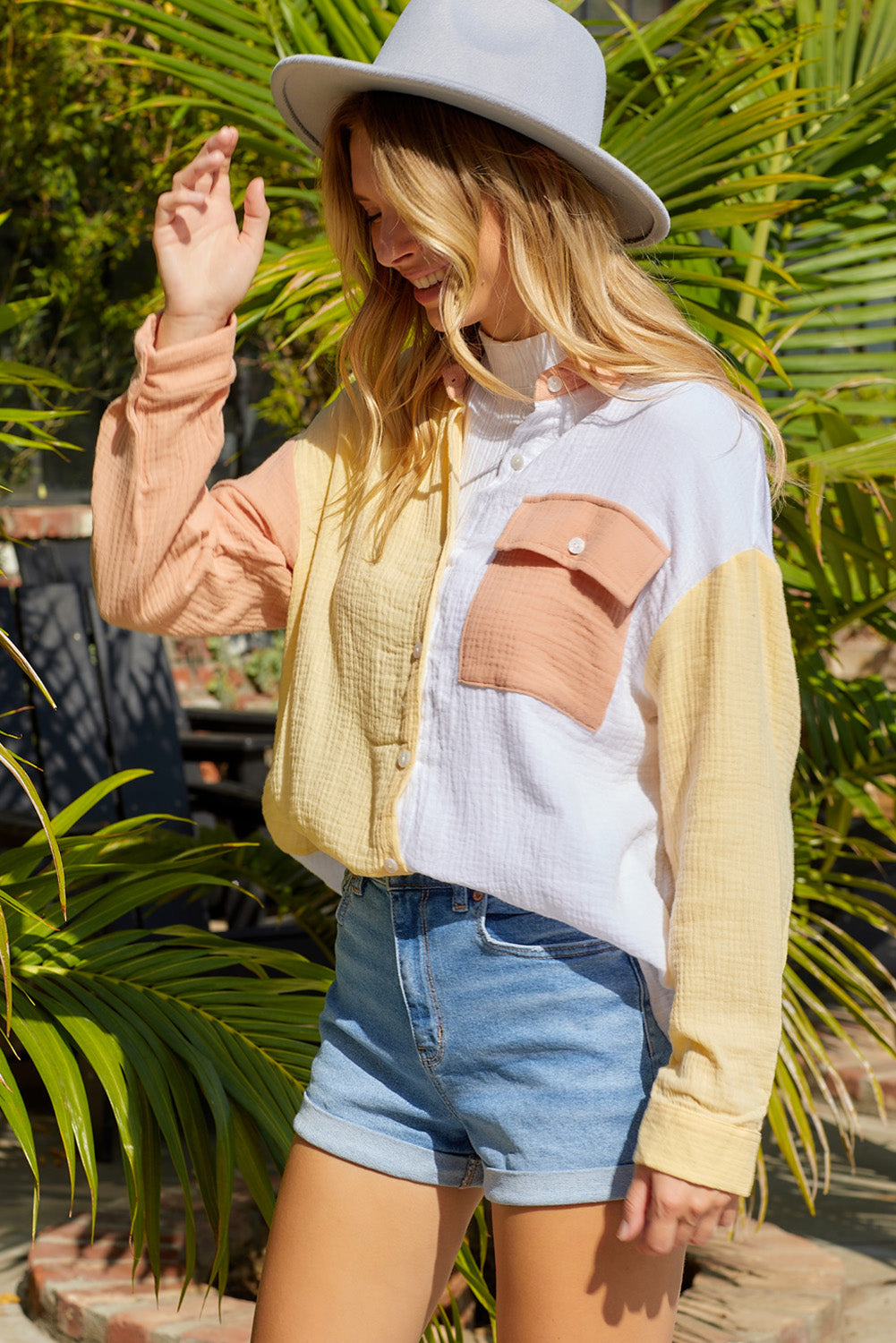 Camisa de manga larga con textura y bolsillos en color marrón