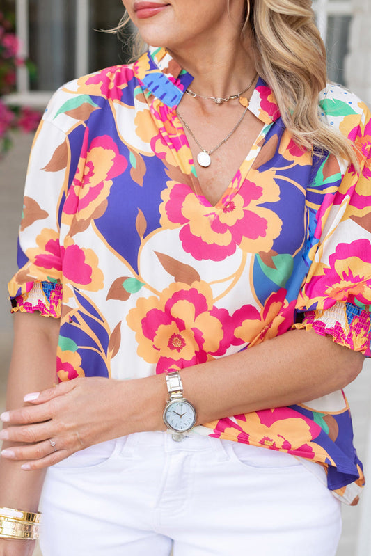 Blusa con cuello entallado y mangas abullonadas con estampado floral en color rojo rosa