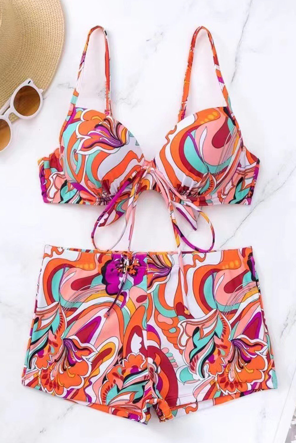 Conjunto de bikini con bralette y pantalones cortos con cordones y grafiti abstracto en color naranja