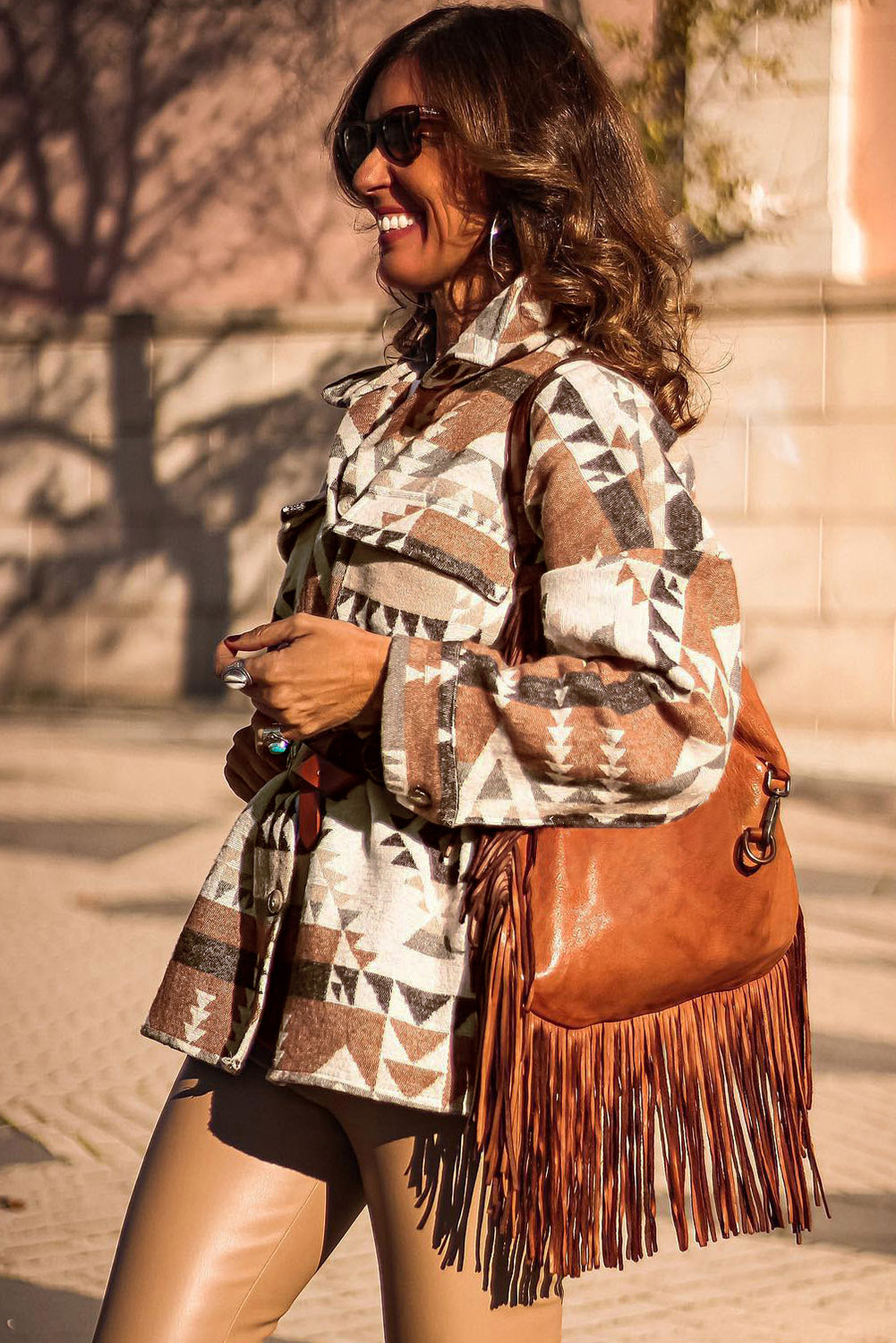 Chaqueta marrón con bolsillos con solapa y estampado geométrico