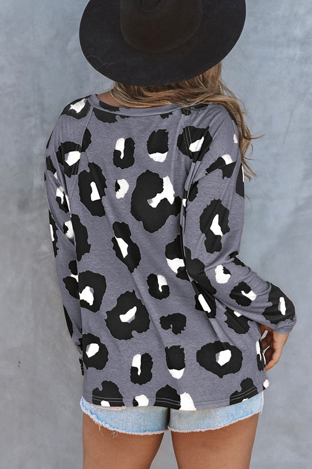 Blusa informal holgada de manga larga con estampado de leopardo blanco