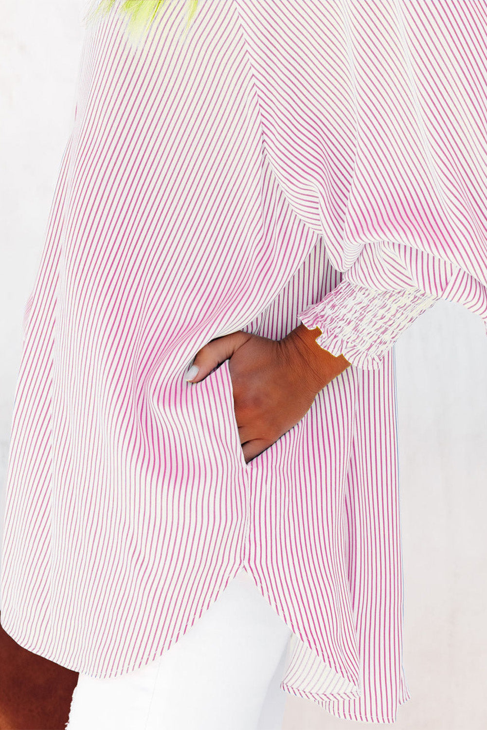 Camisa informal de rayas negras con puños fruncidos
