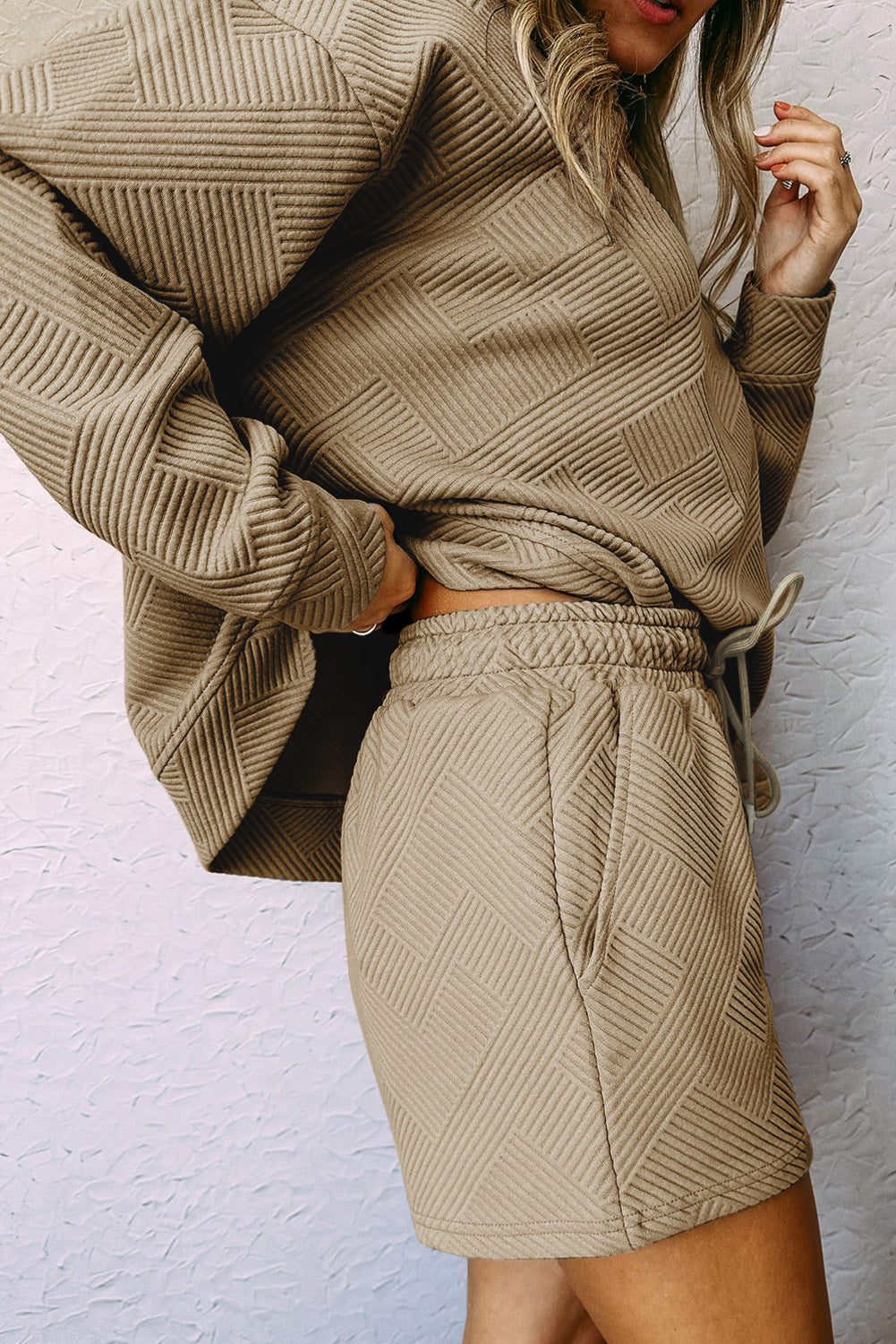 Conjunto de camiseta de manga larga con textura gris y pantalones cortos con cordón