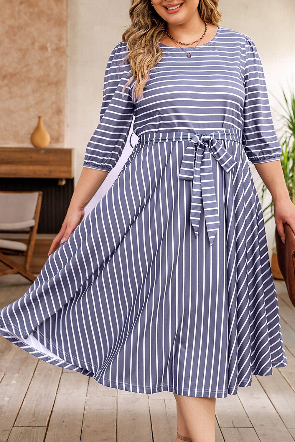 Vestido de talla grande con mangas 3/4 y cintura con lazo a rayas grises 