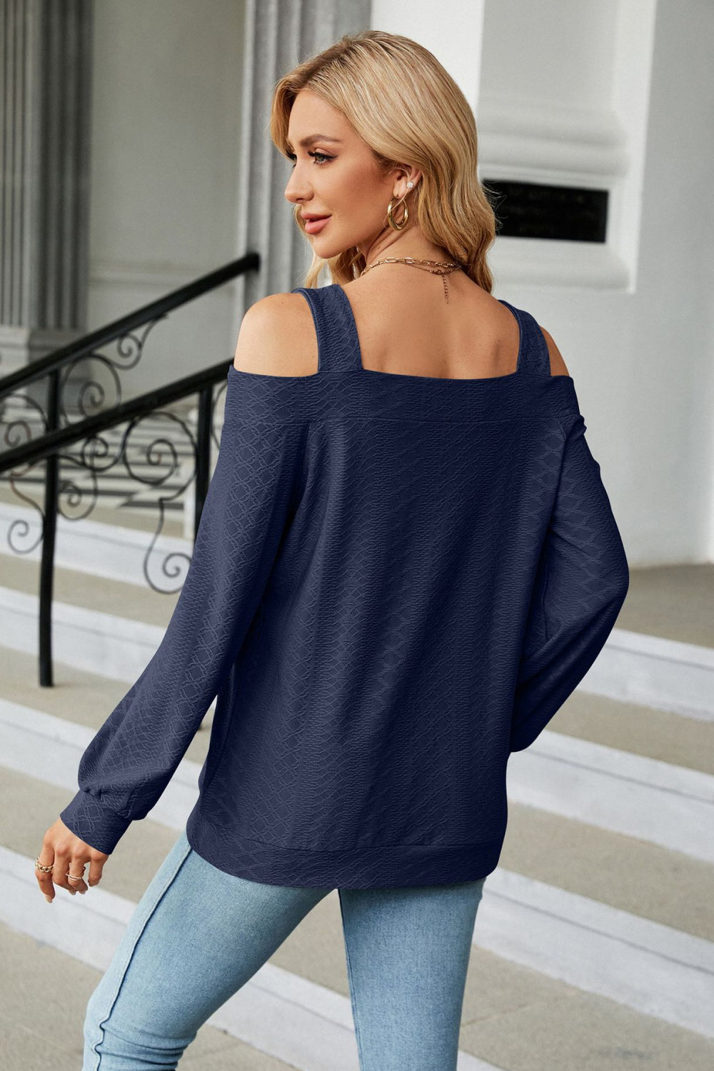 Blusa con escote cuadrado y hombros descubiertos