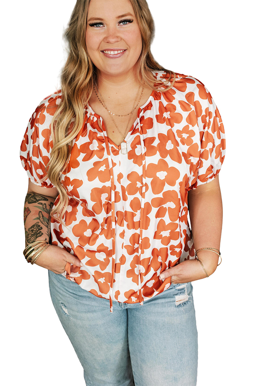 Blusa de manga corta con cuello en V, cordón y estampado floral en color naranja, talla grande