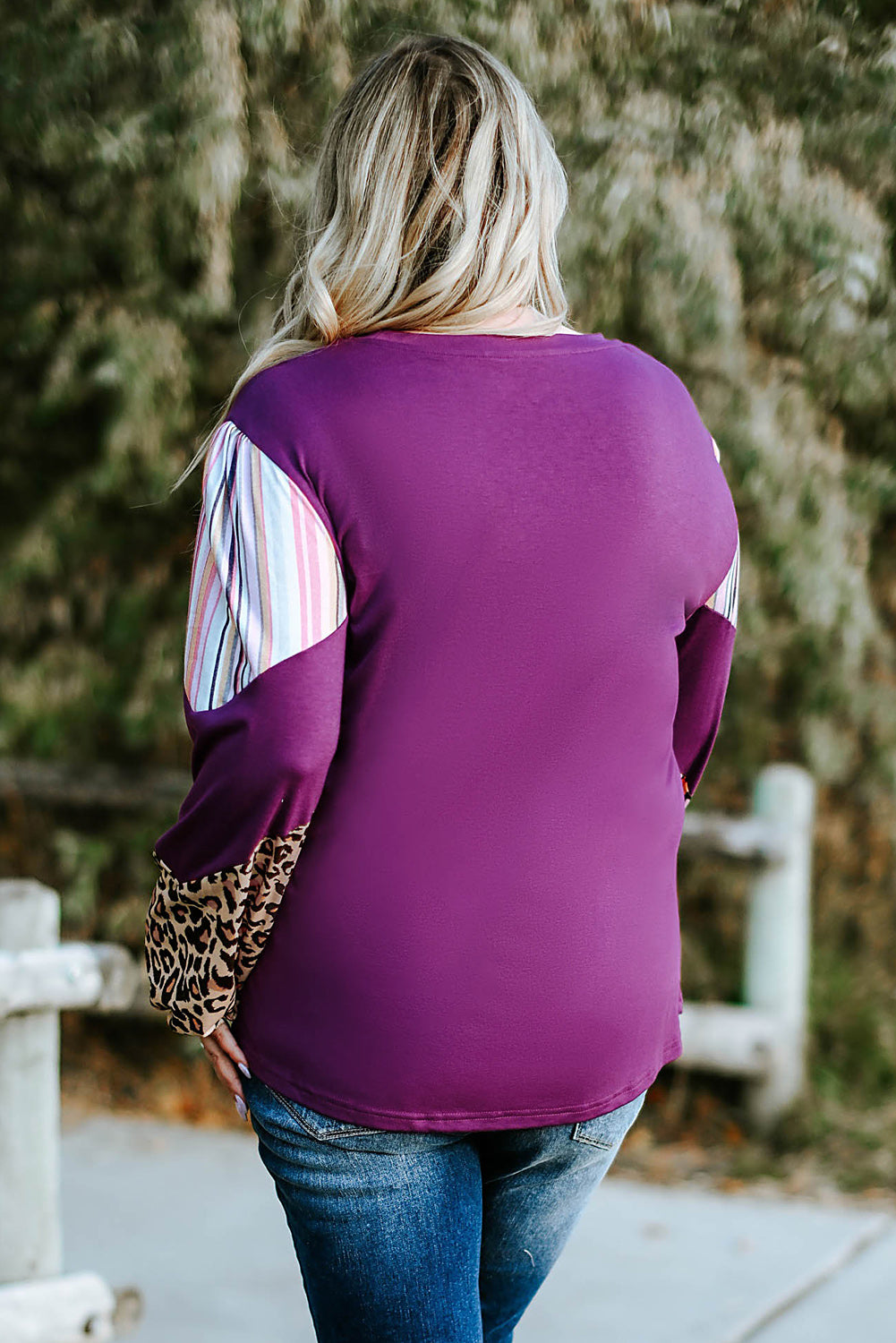 Blusa de talla grande con mangas a rayas de leopardo y bloques de color morado