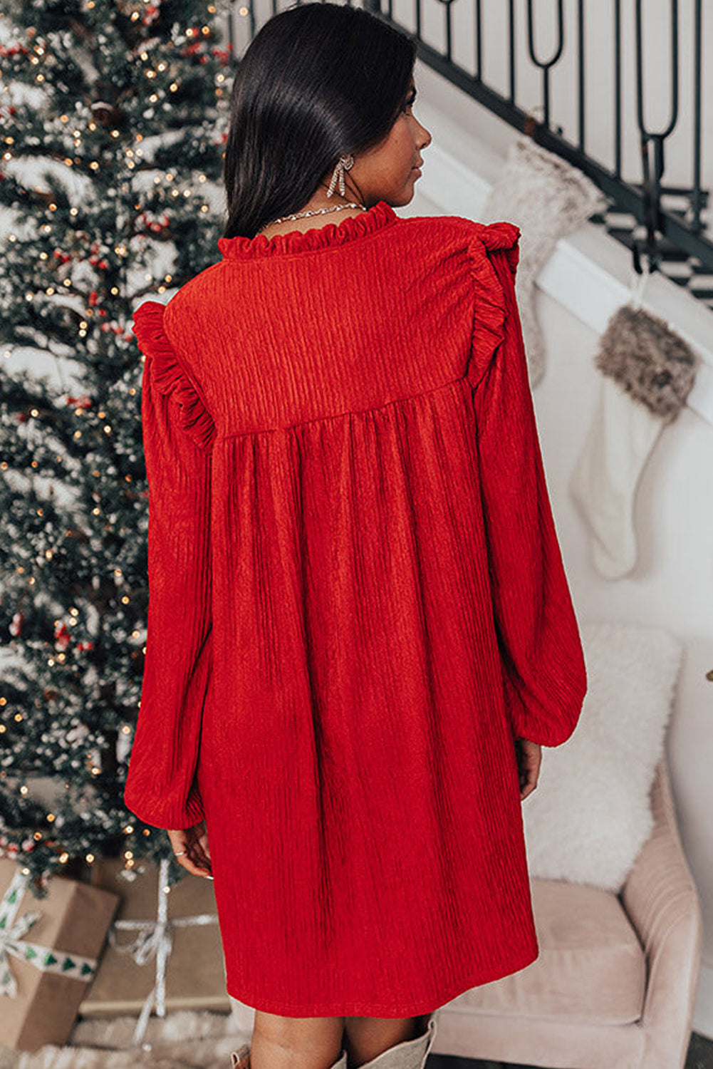 Vestido corto holgado de canalé con escote en V y ribete de volantes en rojo intenso