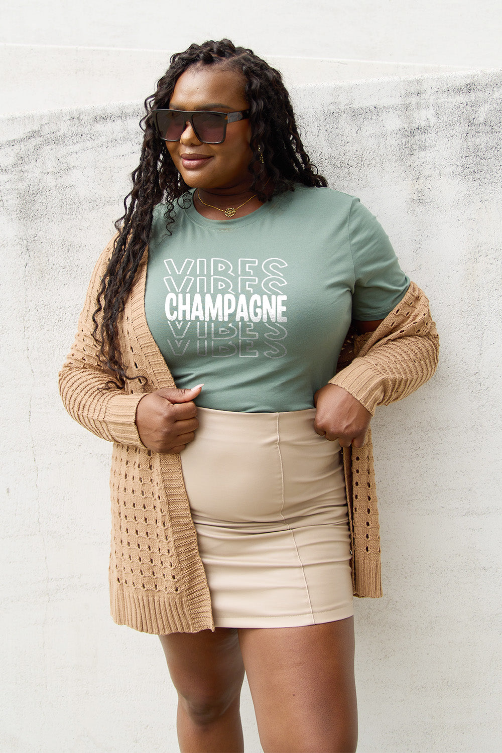 Camiseta de manga corta CHAMPAGNE VIBES de Simply Love en talla grande