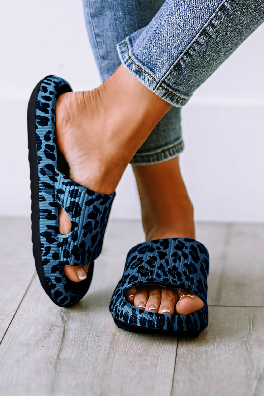 Pantuflas planas gruesas con diseño de nubes y leopardo