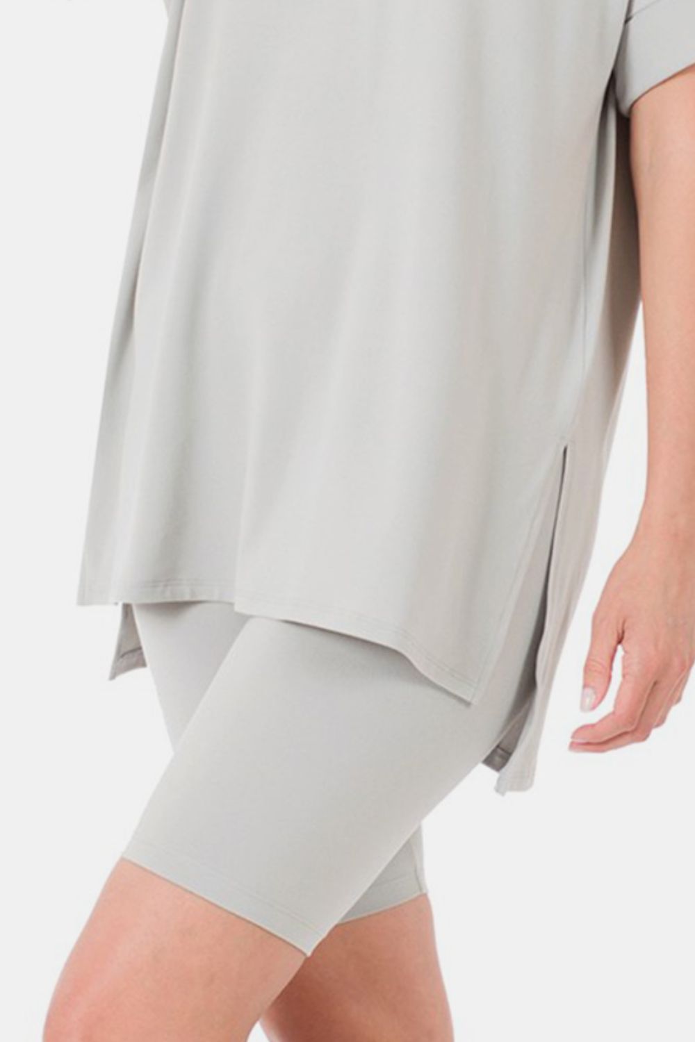 Conjunto de camiseta y pantalones cortos con abertura y mangas cortas con escote en V de talla grande de Zenana