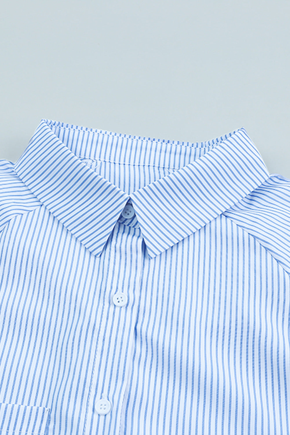 Camisa informal de rayas negras con puños fruncidos