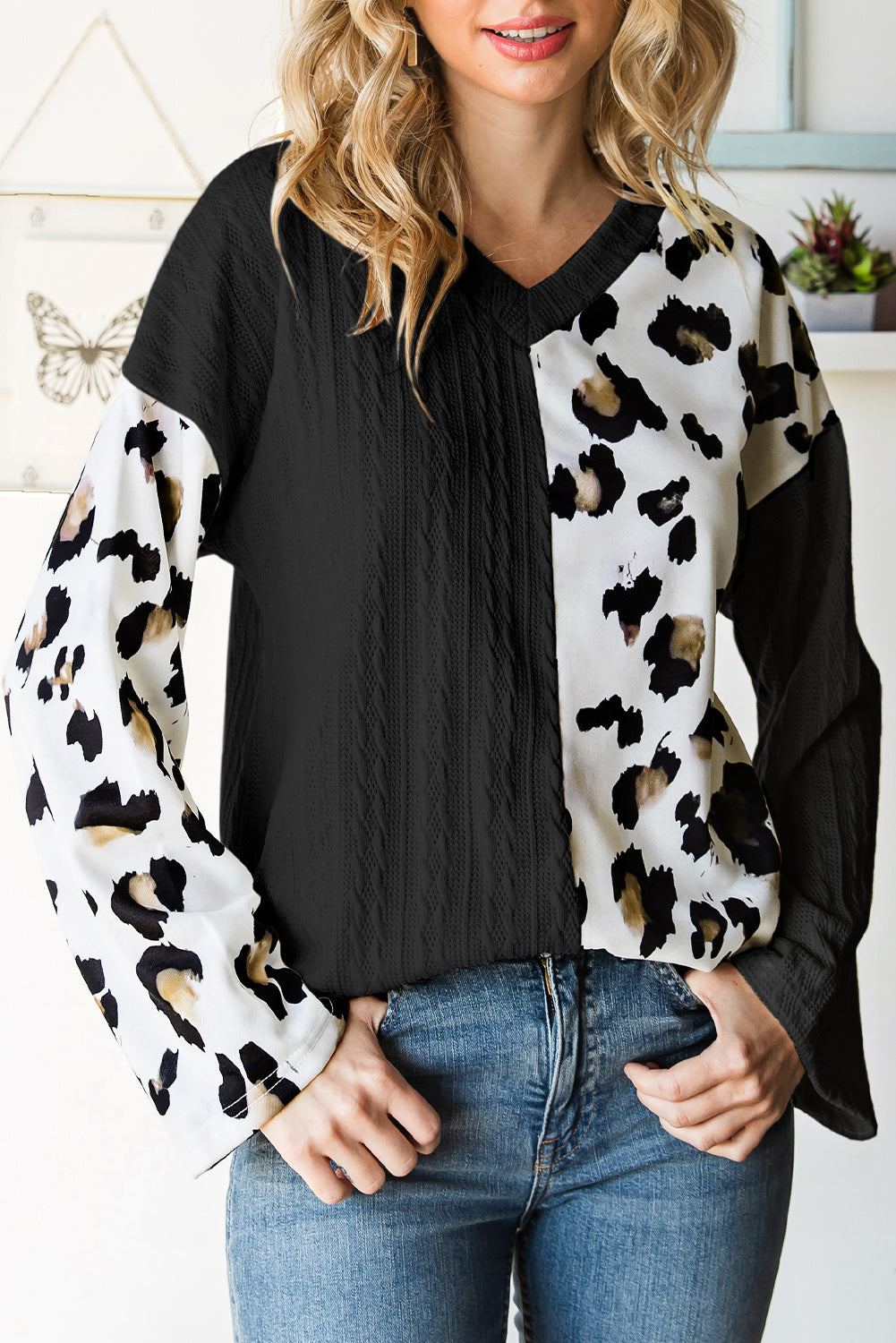 Blusa de manga larga con cuello en V y estampado de leopardo en bloques de color beige