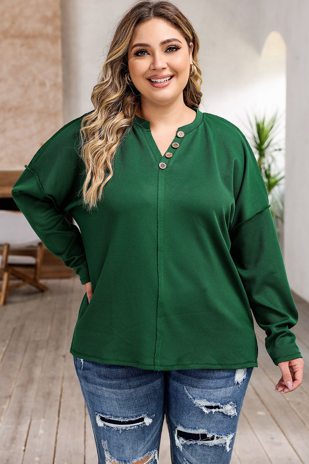 Blusa de manga larga con botones y cuello henley con costuras expuestas en color verde de talla grande 