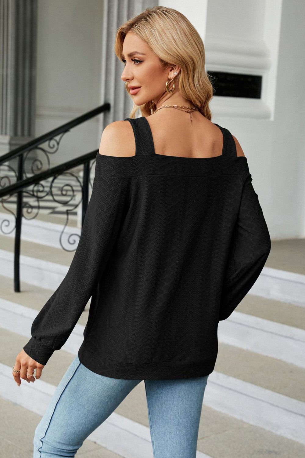 Blusa con escote cuadrado y hombros descubiertos