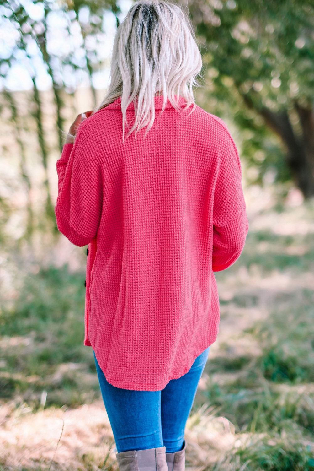 Blusa de punto gofre con botones en el frente y bolsillos de color rosa intenso