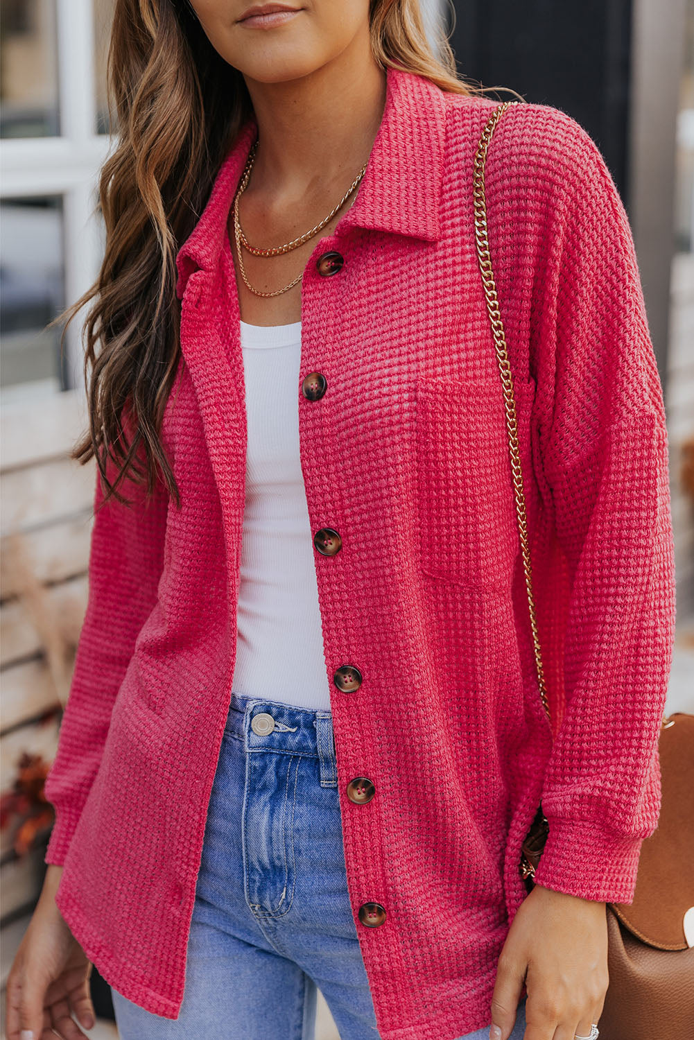 Blusa de punto gofre con botones en el frente y bolsillos de color rosa intenso