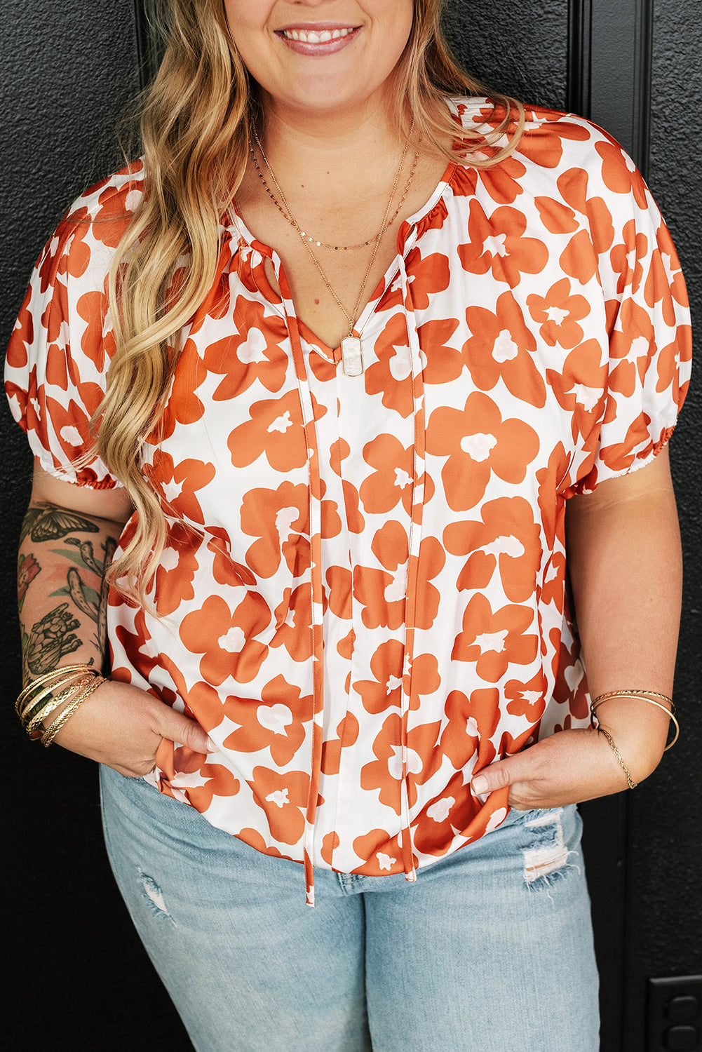 Blusa de manga corta con cuello en V, cordón y estampado floral en color naranja, talla grande