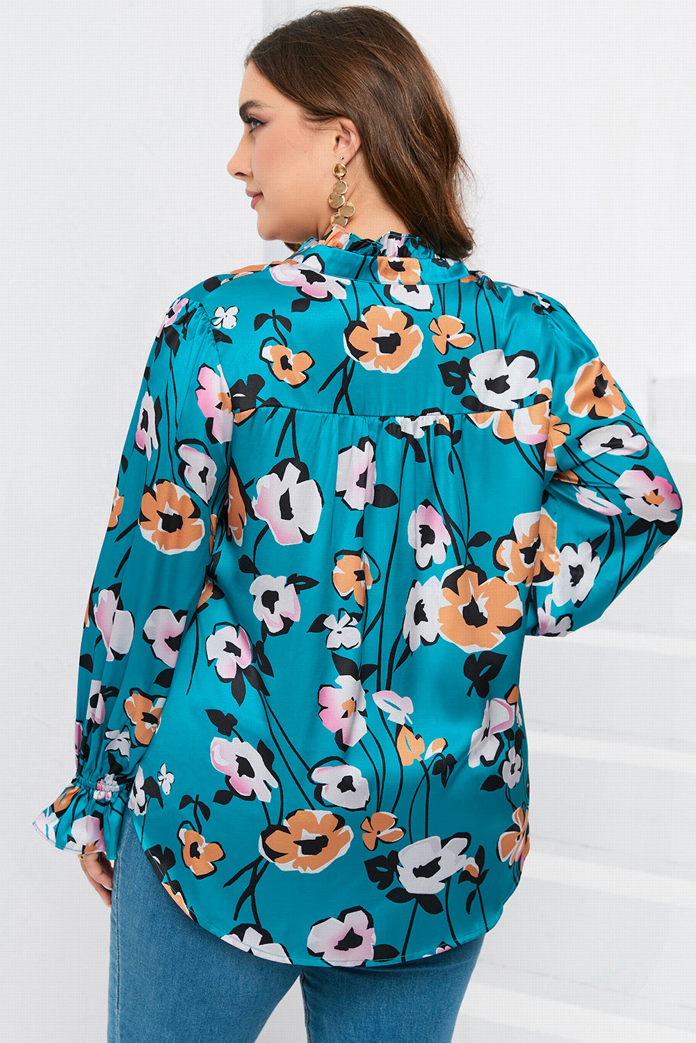 Blusa de talla grande con escote en V y estampado floral en azul cielo 