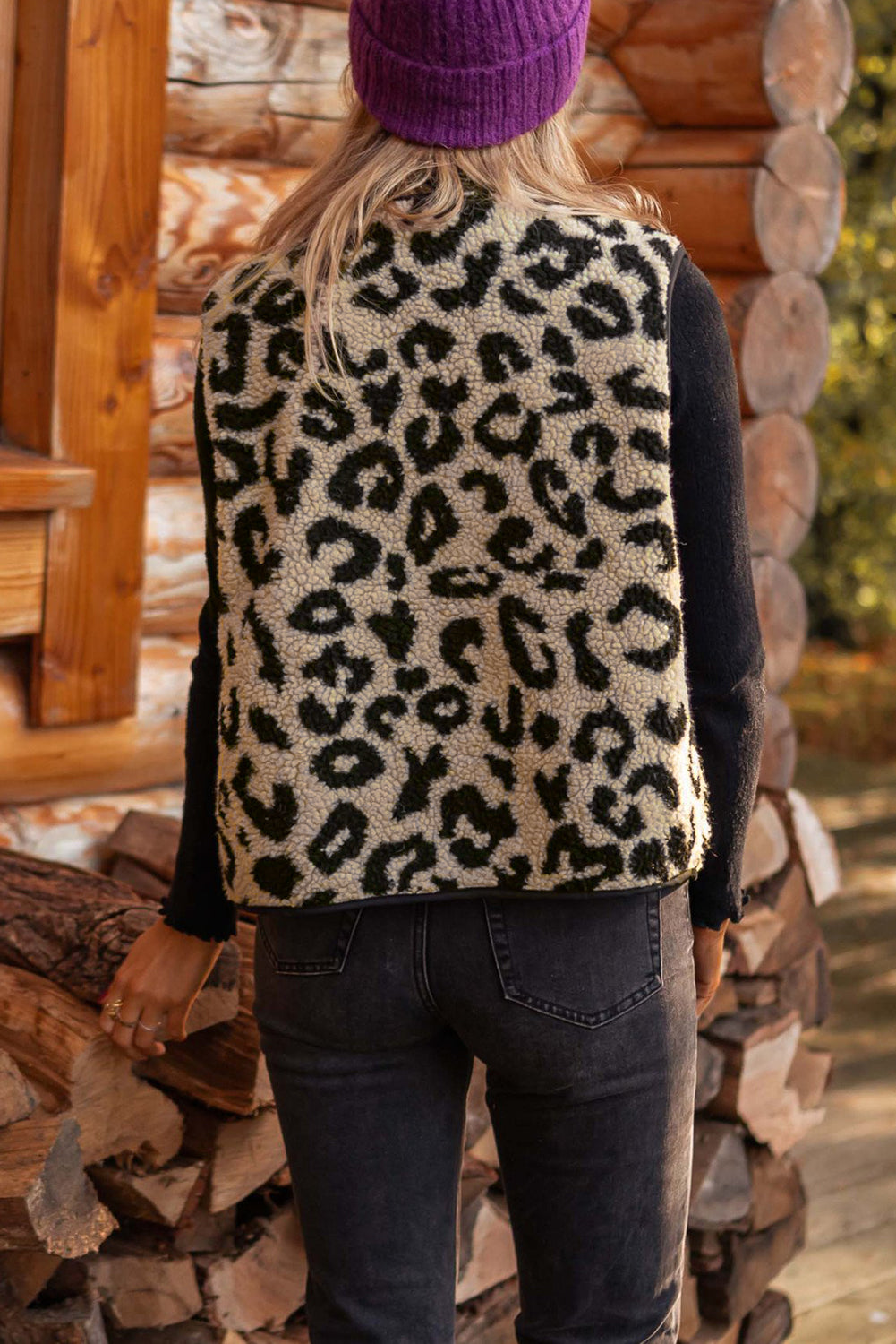 Chaleco con botones delanteros de sherpa y estampado de leopardo negro