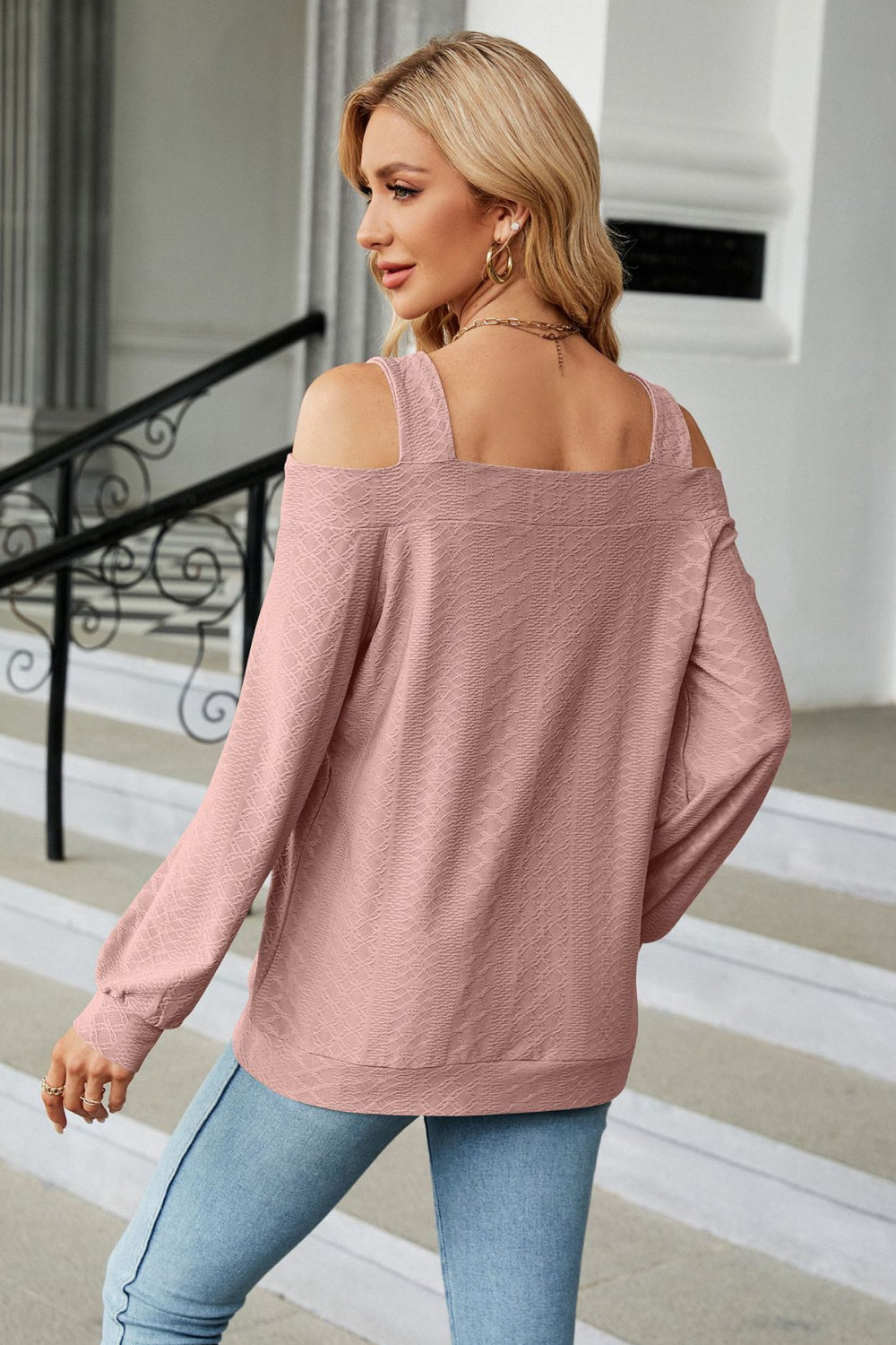 Blusa con escote cuadrado y hombros descubiertos