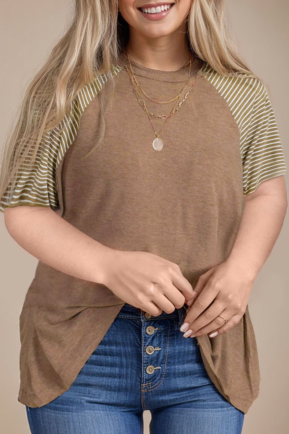 Camiseta de cuello redondo con mangas raglán y rayas beige claro en talla grande