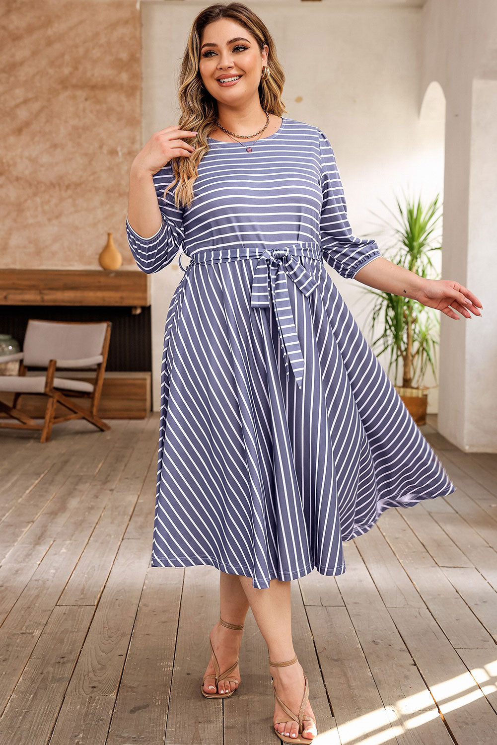 Vestido de talla grande con mangas 3/4 y cintura con lazo a rayas grises 