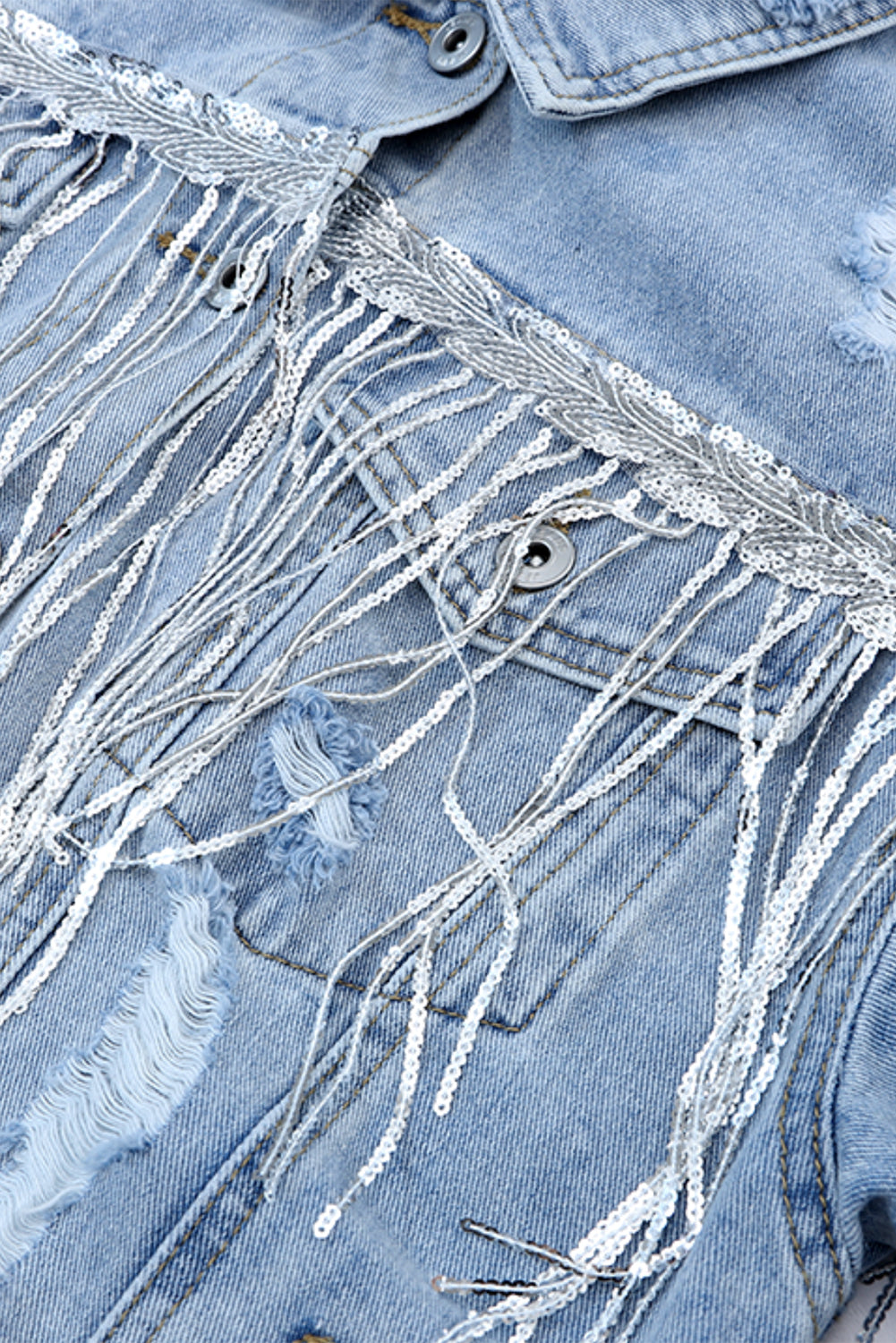 Chaqueta vaquera desgastada con flecos y adornos de lentejuelas de color azul cielo