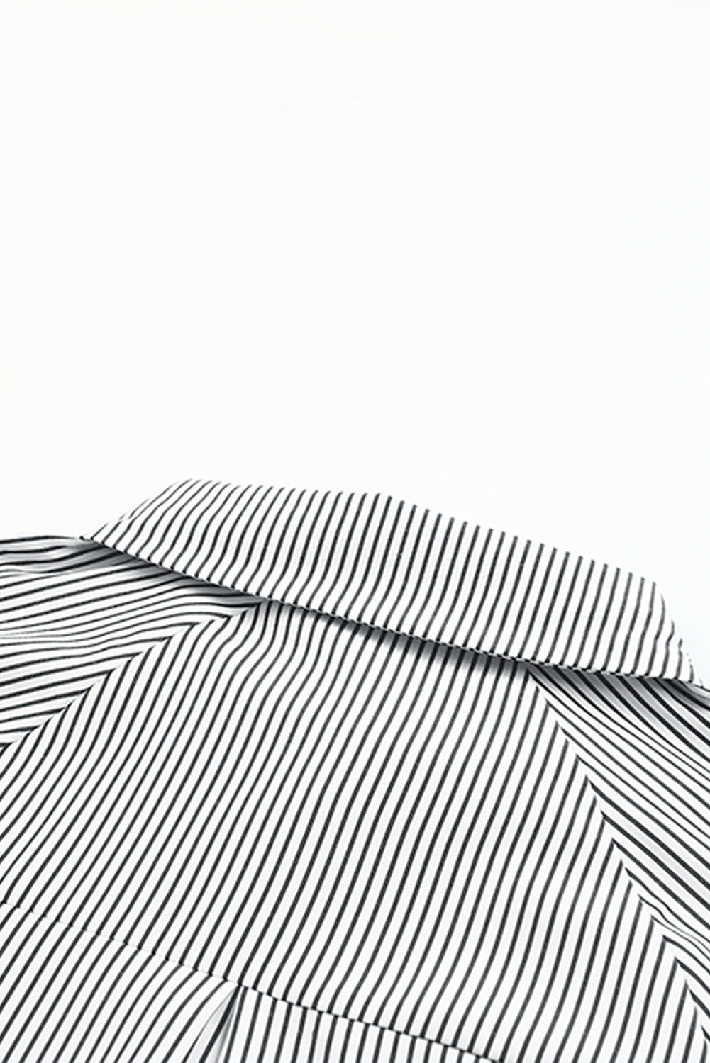 Camisa informal de rayas negras con puños fruncidos